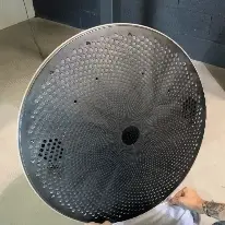 BeoPlay A9 Ersatzcover auf einem runden Lautsprecher